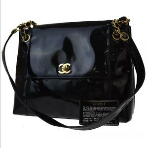 chanel patent leather shoulderbag